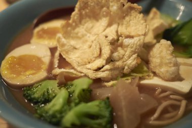 Vegatarian ramen tabağı akşam yemeğinde servis edilir