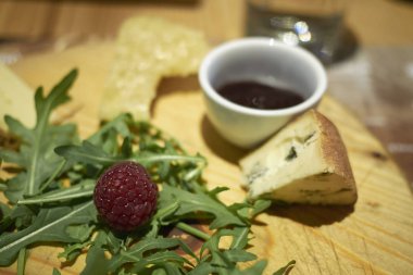 Konserveler ile çeşitli peynir tabağı