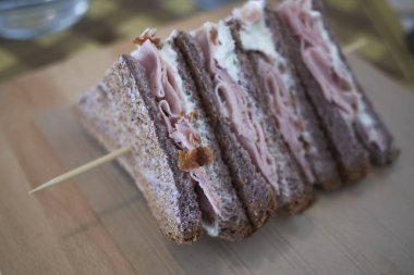 Öğle yemeğinde jambon ve peynirli sandviç