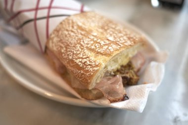 Füme jambon, patlıcan ve hardal ile Sandviç