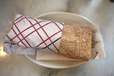 Füme jambon, patlıcan ve hardal ile Sandviç