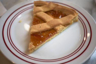 Kayısı reçeli ile pasta dilimi