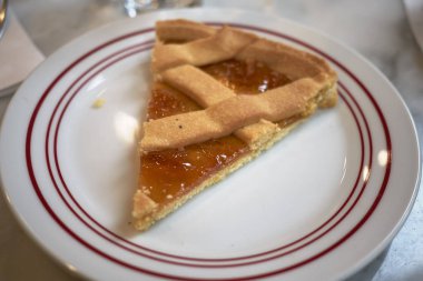 Kayısı reçeli ile pasta dilimi