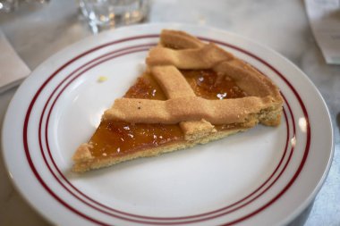 Kayısı reçeli ile pasta dilimi