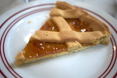 Kayısı reçeli ile pasta dilimi