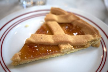 Kayısı reçeli ile pasta dilimi