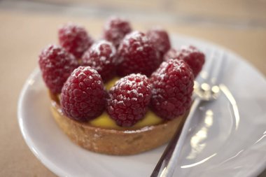 Muhallebi kremaile ahududu tart