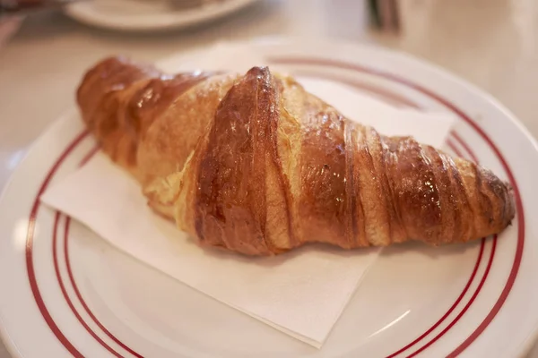 Smör Croissant Serveras Till Frukost — Stockfoto