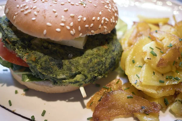 ローストポテトの野菜バーガー — ストック写真