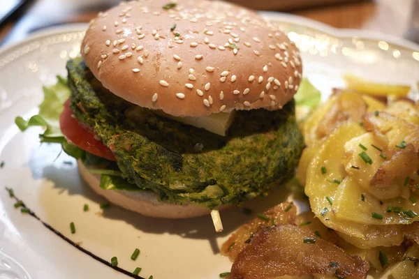 Veggie Burger Pieczonymi Ziemniakami — Zdjęcie stockowe