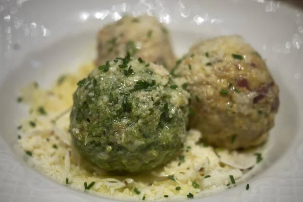 Tereyağı ile İtalyan çeşitli knoedel