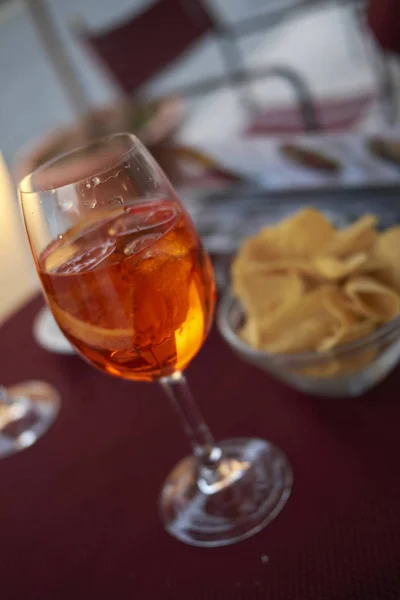 Spritz Cocktail Med Chips Och Pop Corn — Stockfoto