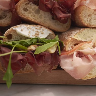 Bir barda çeşitli sandviçler