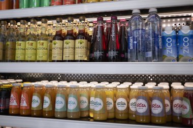 Buzdolabında çeşitli içecekler