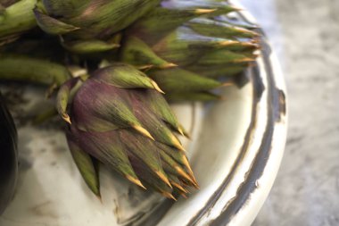 Bir tabakta enginar yakın