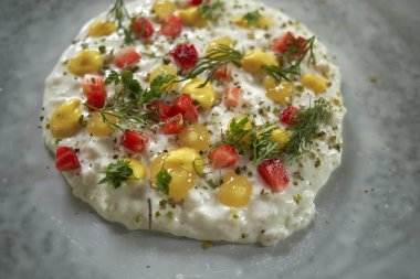 Çilek ve kekik ile sütlaç