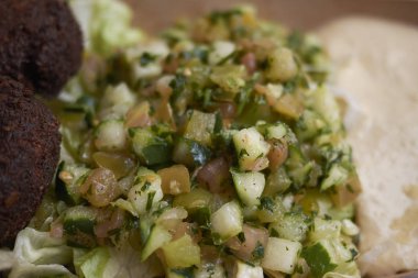 Falafel ve İsrail salatası closeup