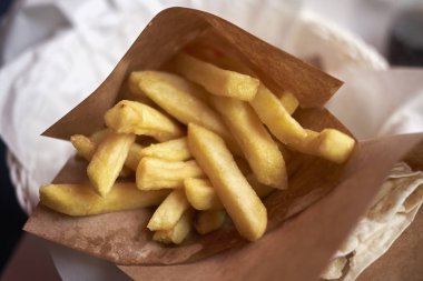 Öğle yemeğinde patates kızartması ve pide