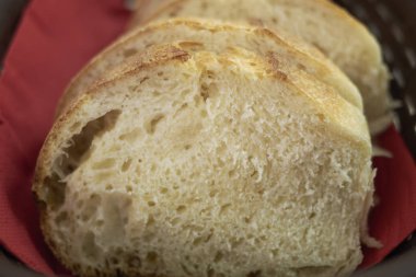 Restoranda beyaz ekmek sepeti