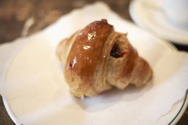 Yaban mersini reçeli ile Kipfel kruvasan