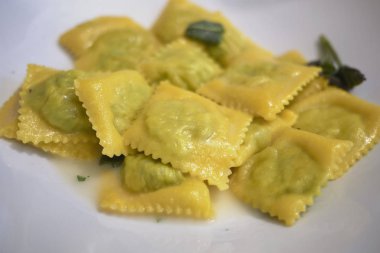 Tereyağı ve adaçayı ile Ravioli makarna