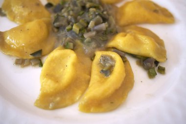 Sebze ragout ile Ravioli makarna