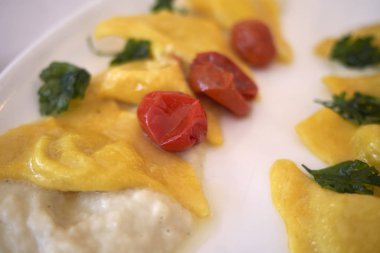 Kavrulmuş kiraz domates ile Ravioli makarna