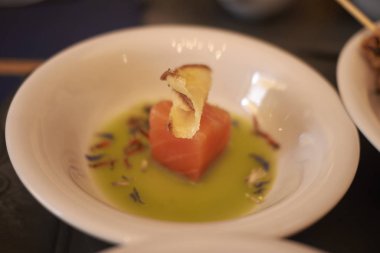 Kudüs enginar cipsi ile çiğ somon