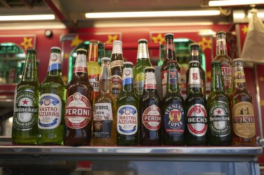 Napoli, İtalya - 23 Temmuz 2018 : Çeşitli bira şişeleri