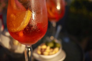 Buz küpleri ile Spritz kokteyl cam