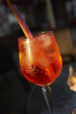Buz küpleri ile Spritz kokteyl cam