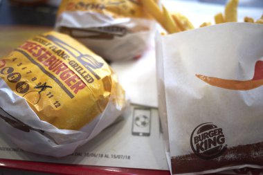 Napoli, İtalya - 25 Temmuz 2018 : Peynirli burger