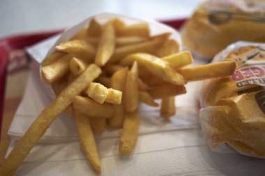 Napoli, İtalya - 25 Temmuz 2018 : Peynirli hamburger ve patates kızartması