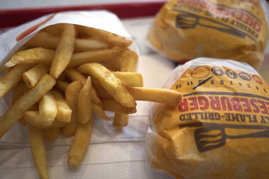 Napoli, İtalya - 25 Temmuz 2018 : Peynirli hamburger ve patates kızartması