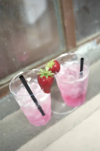 Bicchieri Cocktail Con Fragole Cubetti Ghiaccio — Foto Stock