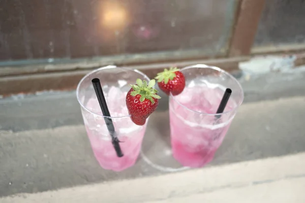 Copas Cóctel Con Fresas Cubitos Hielo — Foto de Stock