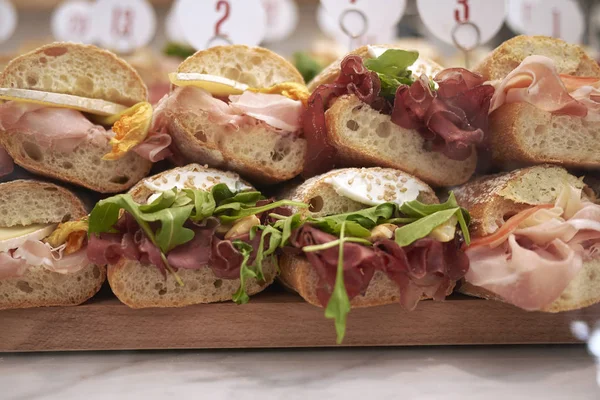 Bir barda çeşitli sandviçler