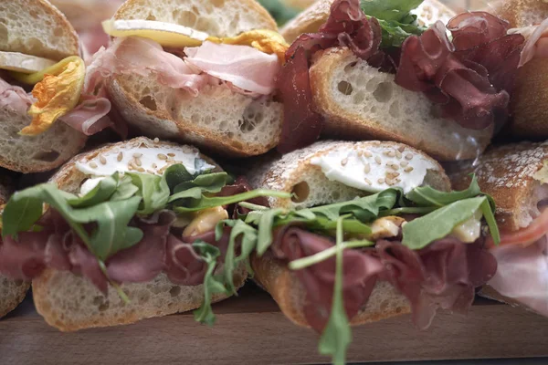 Bir barda çeşitli sandviçler