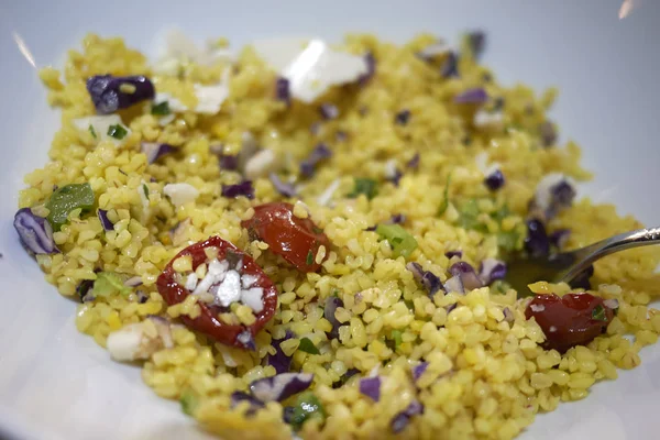 Wegetariański Bulgur Suszonymi Pomidory Feta — Zdjęcie stockowe