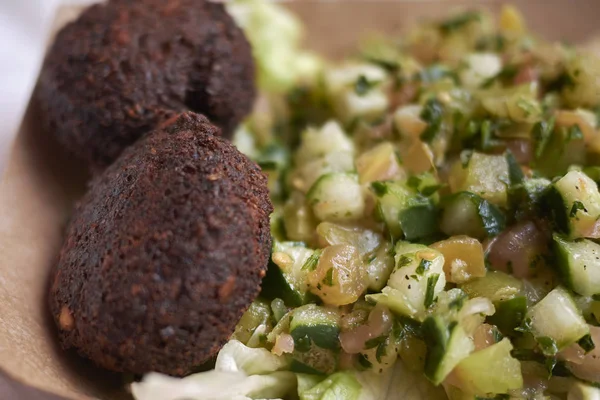 Falafel Israeli Salad Closeup — Stock Photo, Image