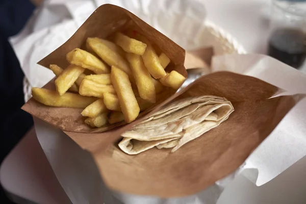 Öğle Yemeğinde Patates Kızartması Pide — Stok fotoğraf