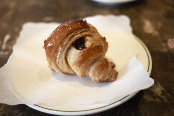 Kipfel Croissant Mit Blaubeermarmelade — Stockfoto