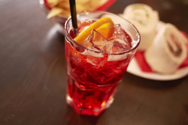 Spritz Cocktailglas Mit Orange Und Eis — Stockfoto