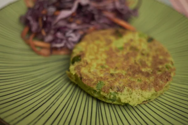 Vegetáriánus Burger Oldalsó Saláta — Stock Fotó