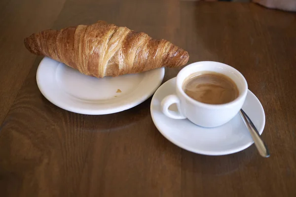 Croissant Och Espresso Till Frukost — Stockfoto