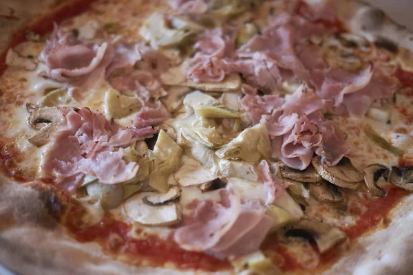 Quattro Stagioni Pizza Med Skinka Champinjoner Ost Och Tomat — Stockfoto
