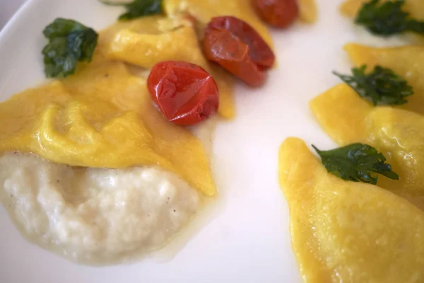 Ravioli Pasta Met Geroosterde Cherry Tomaten — Stockfoto