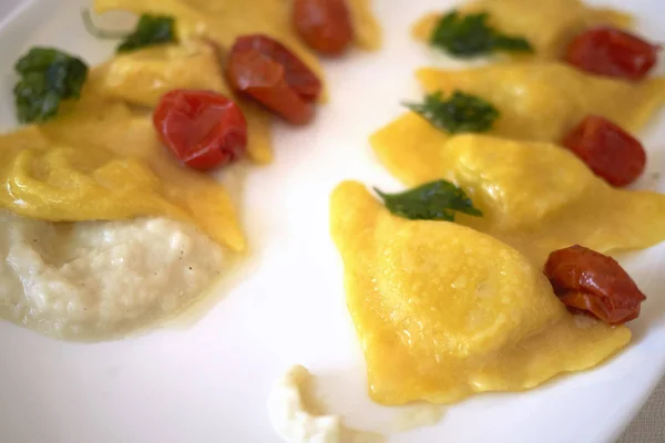 Ravioli Pasta Met Geroosterde Cherry Tomaten — Stockfoto