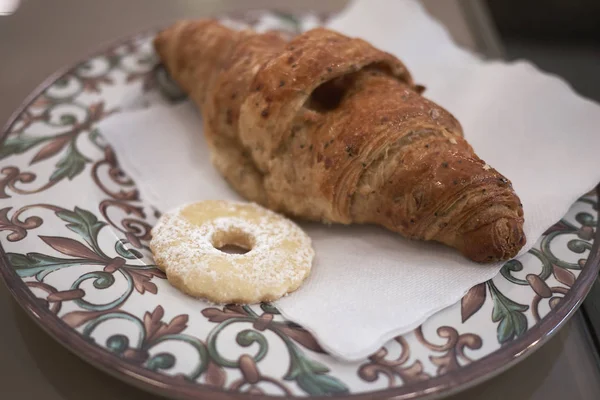 Croissant Och Kex Till Frukost — Stockfoto