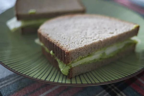 三明治与绿色豌豆腐殖质和奶酪 — 图库照片